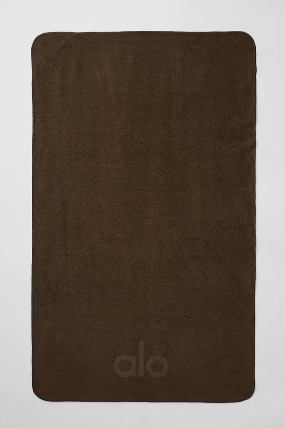 Men Alo Yoga Performance No Sweat Hand Towel Espresso | India  38605-XYEU